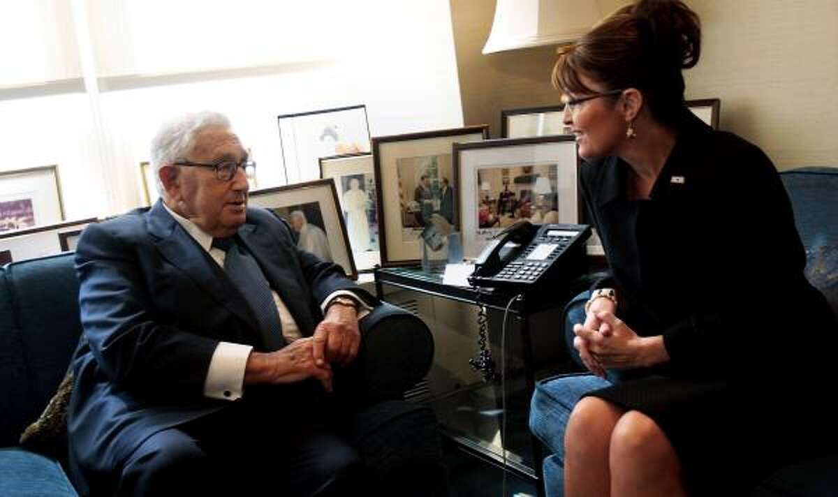 Sarah Palin met with former U.S. Secretary of State Henry Kissinger, where they discussed U.S. foreign relations.