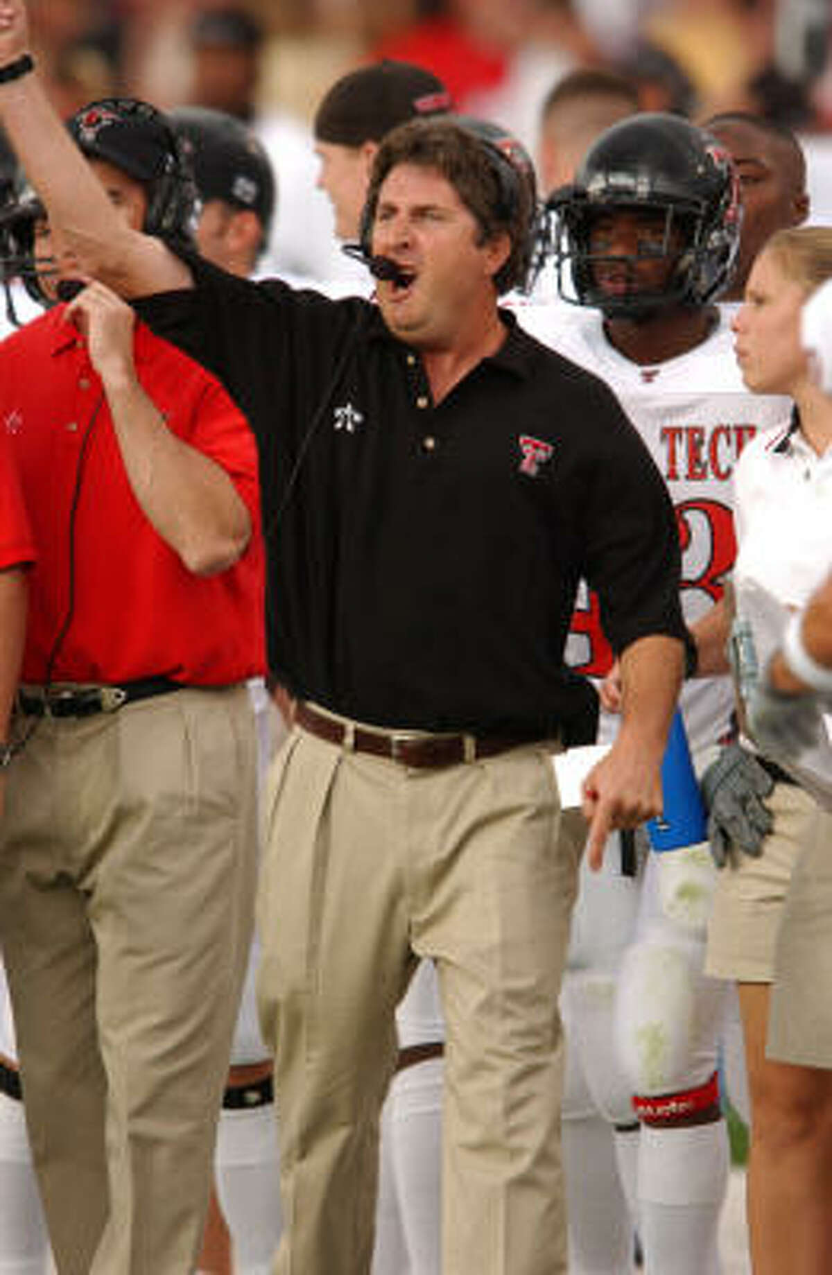 Mike Leach reacts during a 49-0 non-conference victory over New Mexico in 2002.