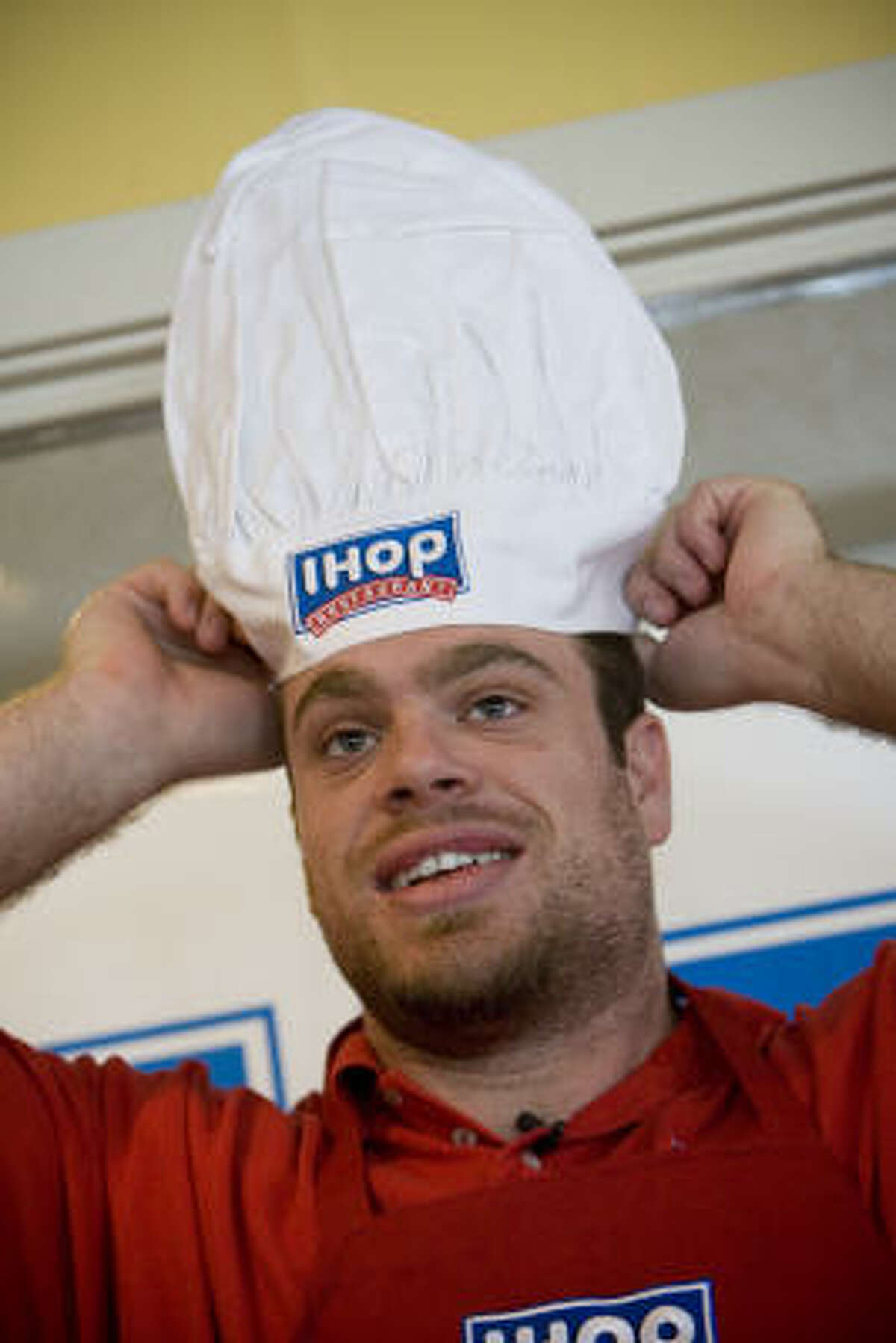 Eric Winston of the Houston Texans puts on a chef's hat before the competition. Winston claimed it was a tie, and they agreed upon beforehand that a tie would go to Duncan.
