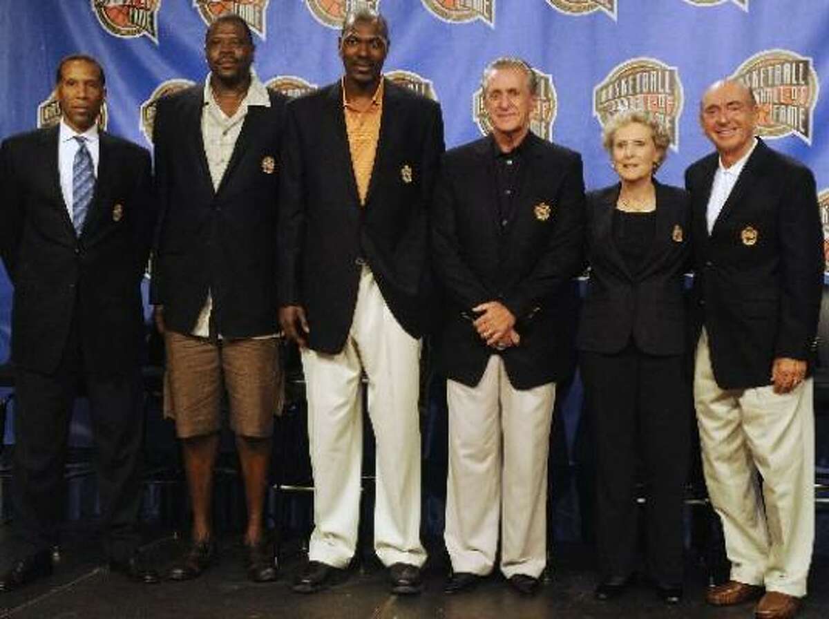 Introducir 41+ imagen coach inducted into the basketball hall of fame in 2008