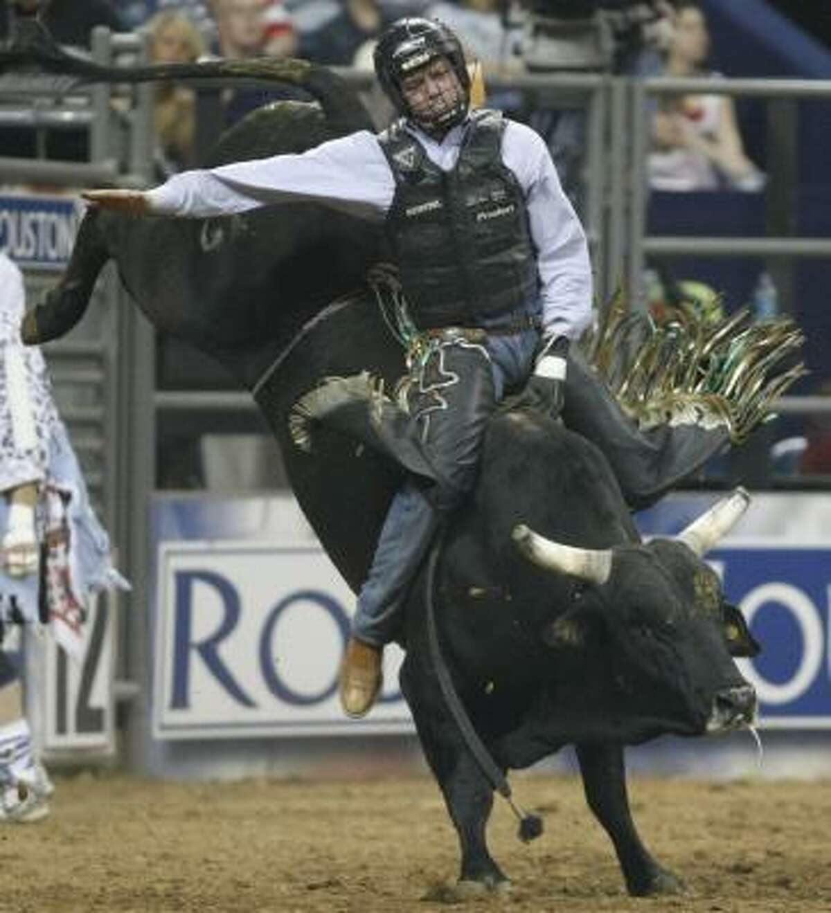 B.J. Schumacher holds on to win the bull riding competition on the final day of RodeoHouston.