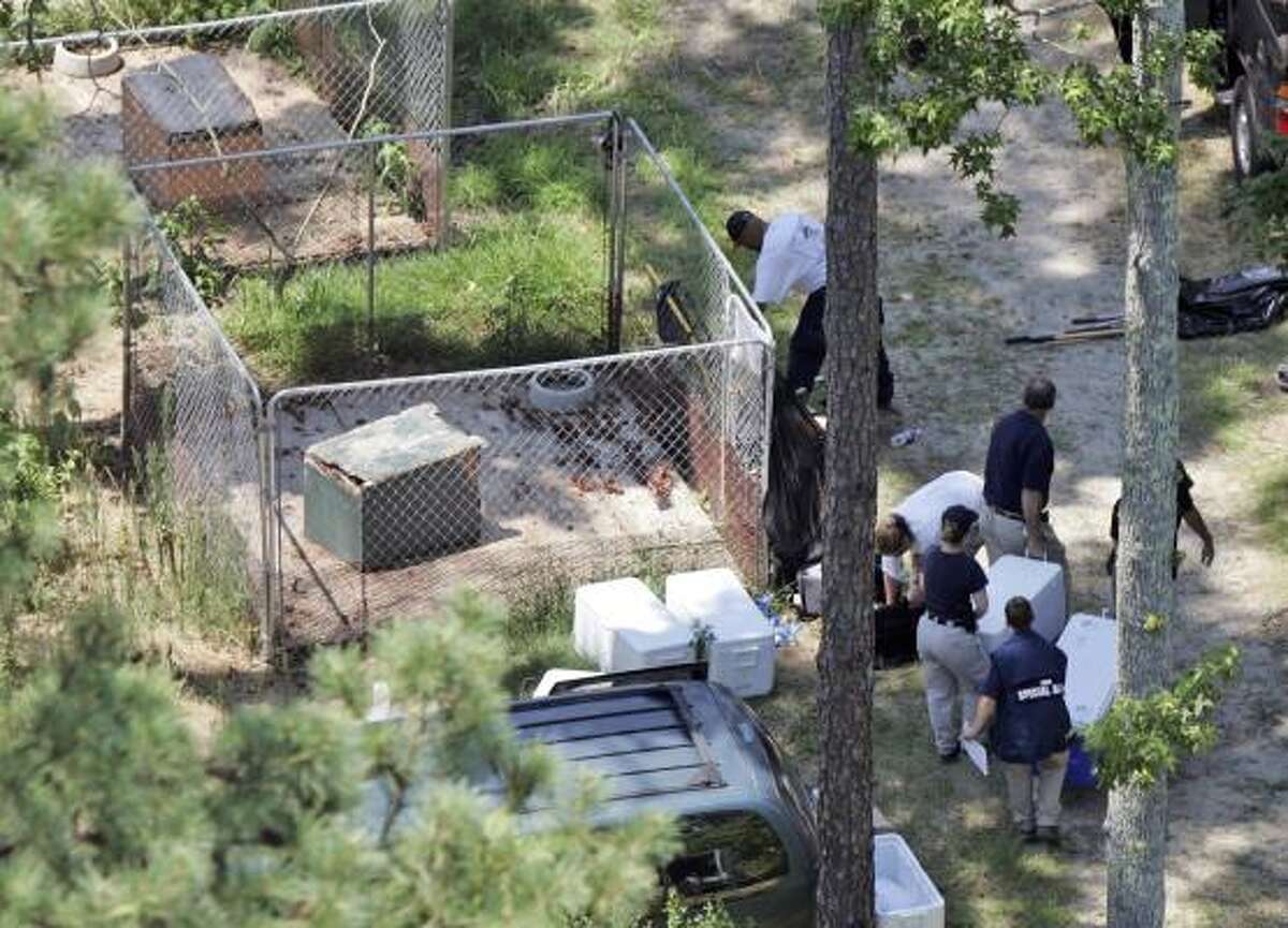Feds detail alleged dogfighting operation at Vick property