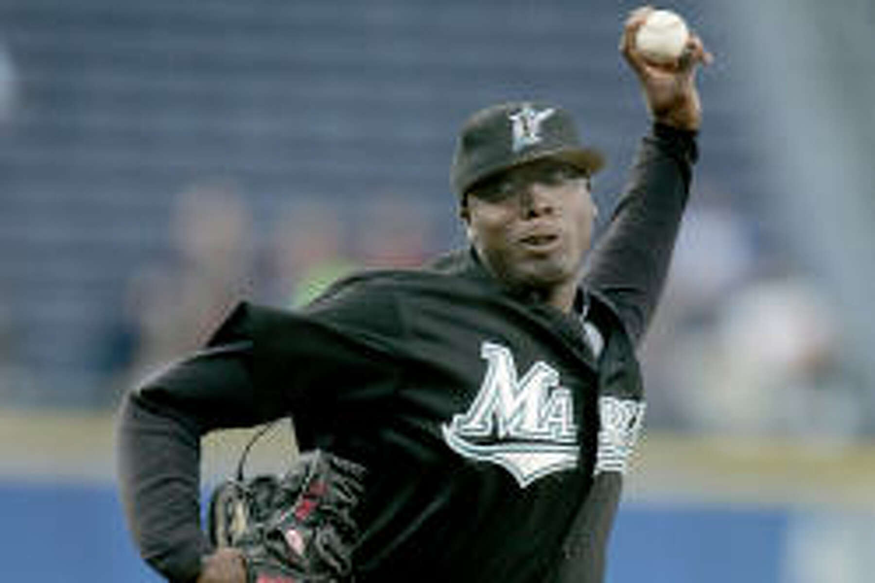 Pitcher Dontrelle Willis of the Florida Marlins throws a pitch