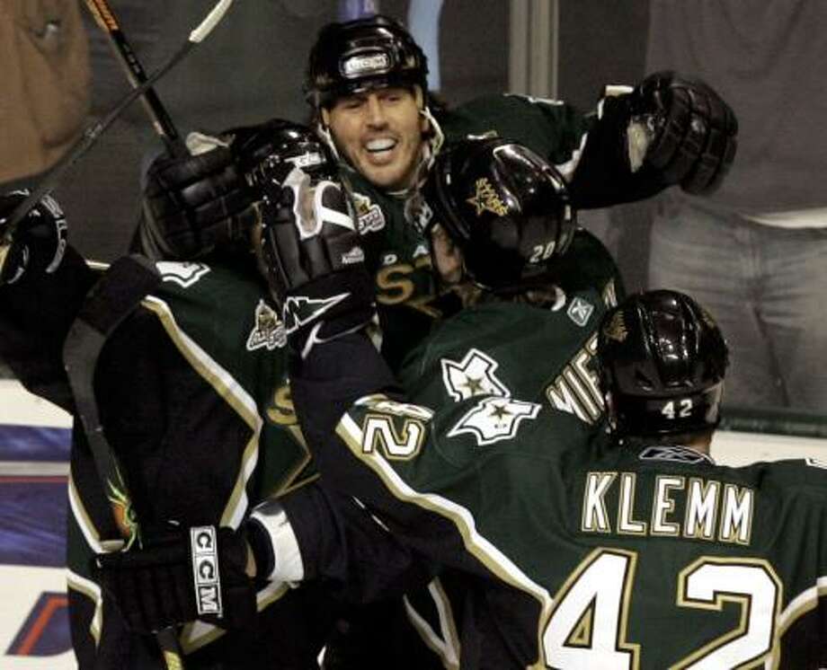 Nhl Modano Nets 500th Goal As Stars Defeat Flyers Houston Chronicle