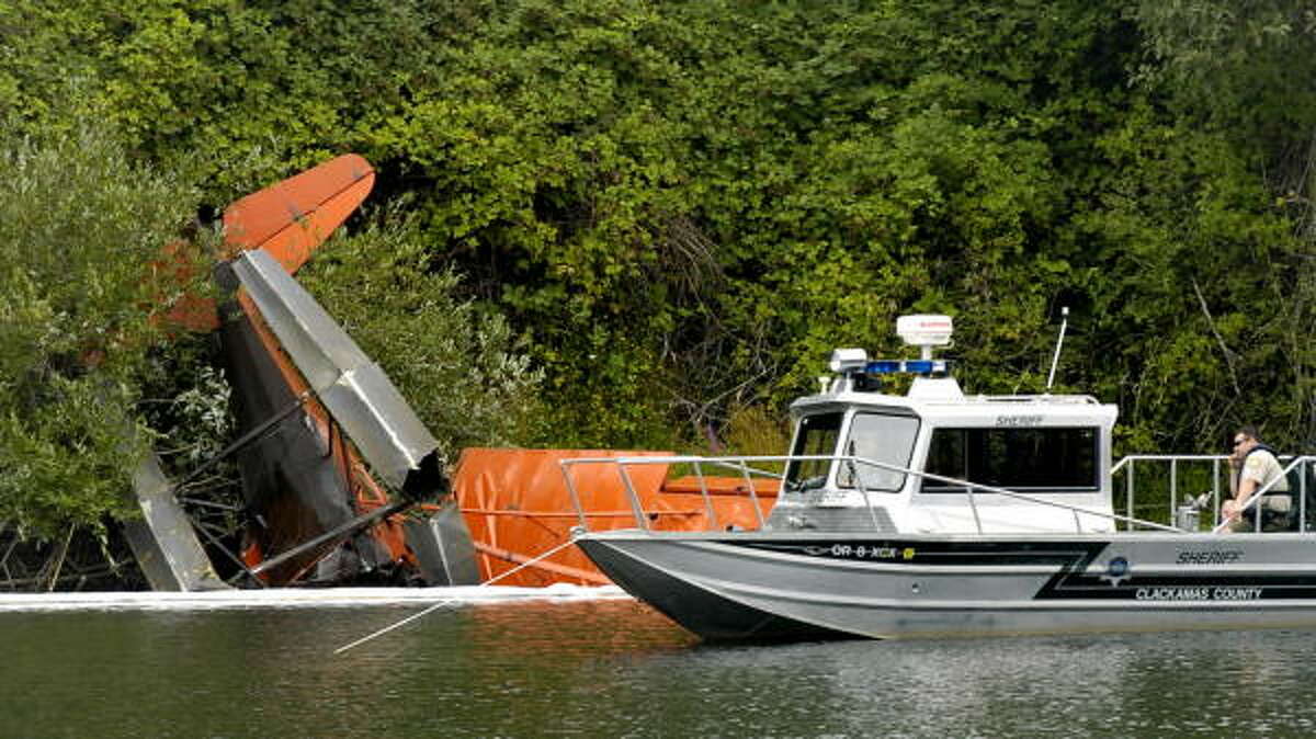 Pilot among 2 killed in Oregon float plane crash