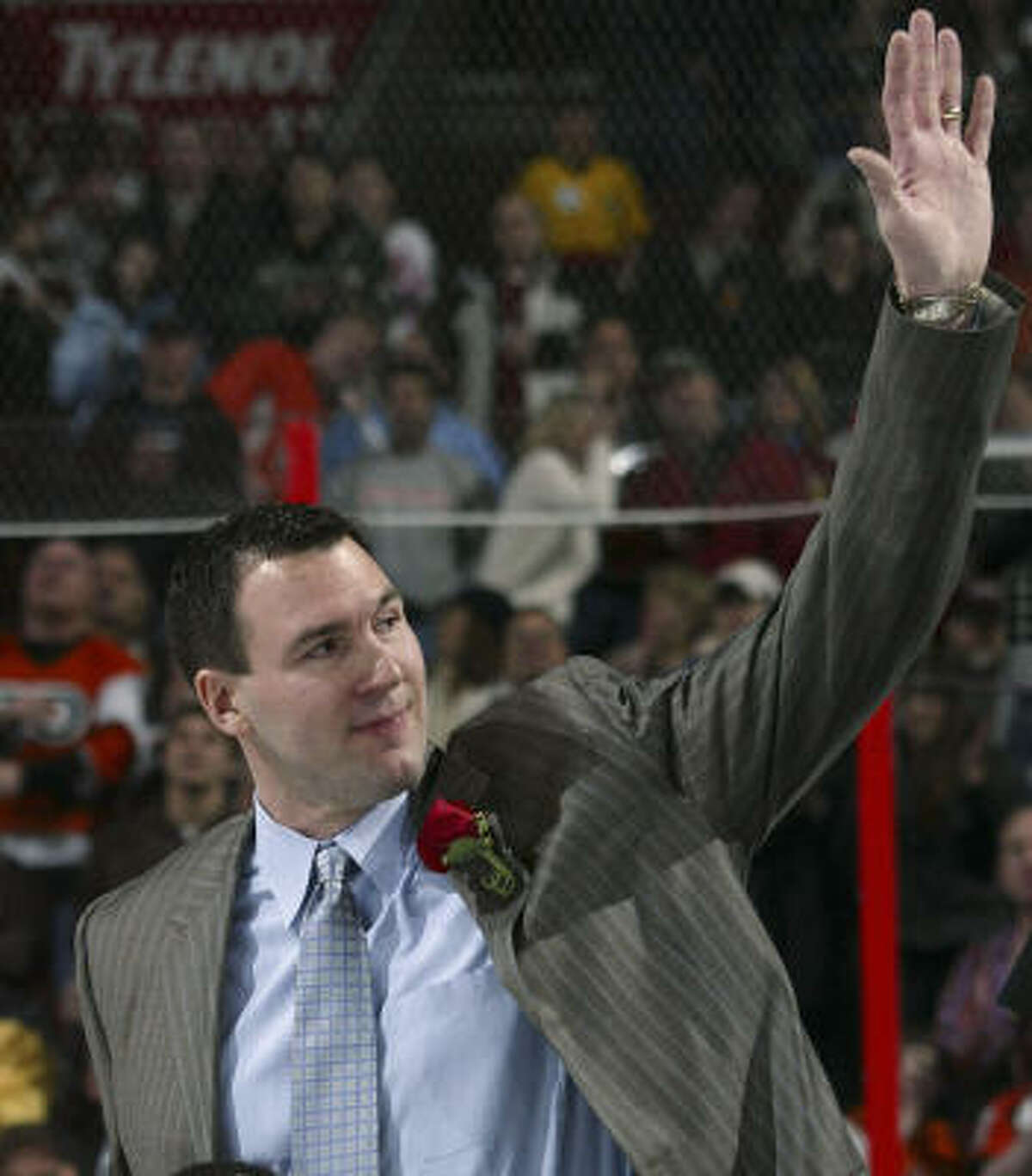 Former Flyers star Keith Primeau was honored before Philadelphia beat Detroit at Wachovia Center.