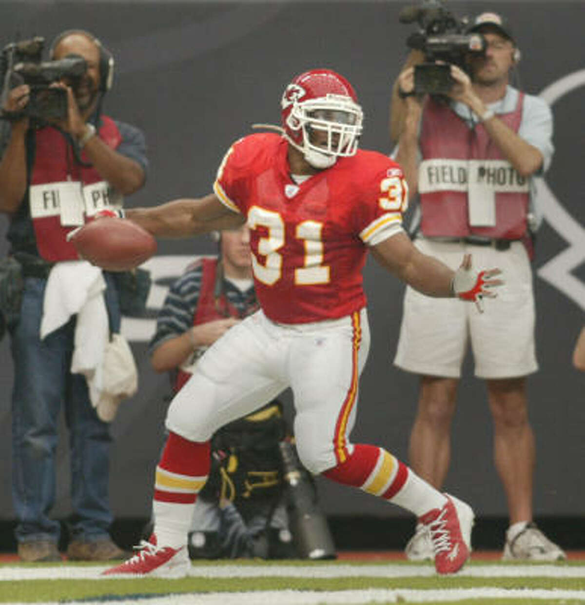 Nfl Notebook Holmes Helps Johnson Cope With Slow Start