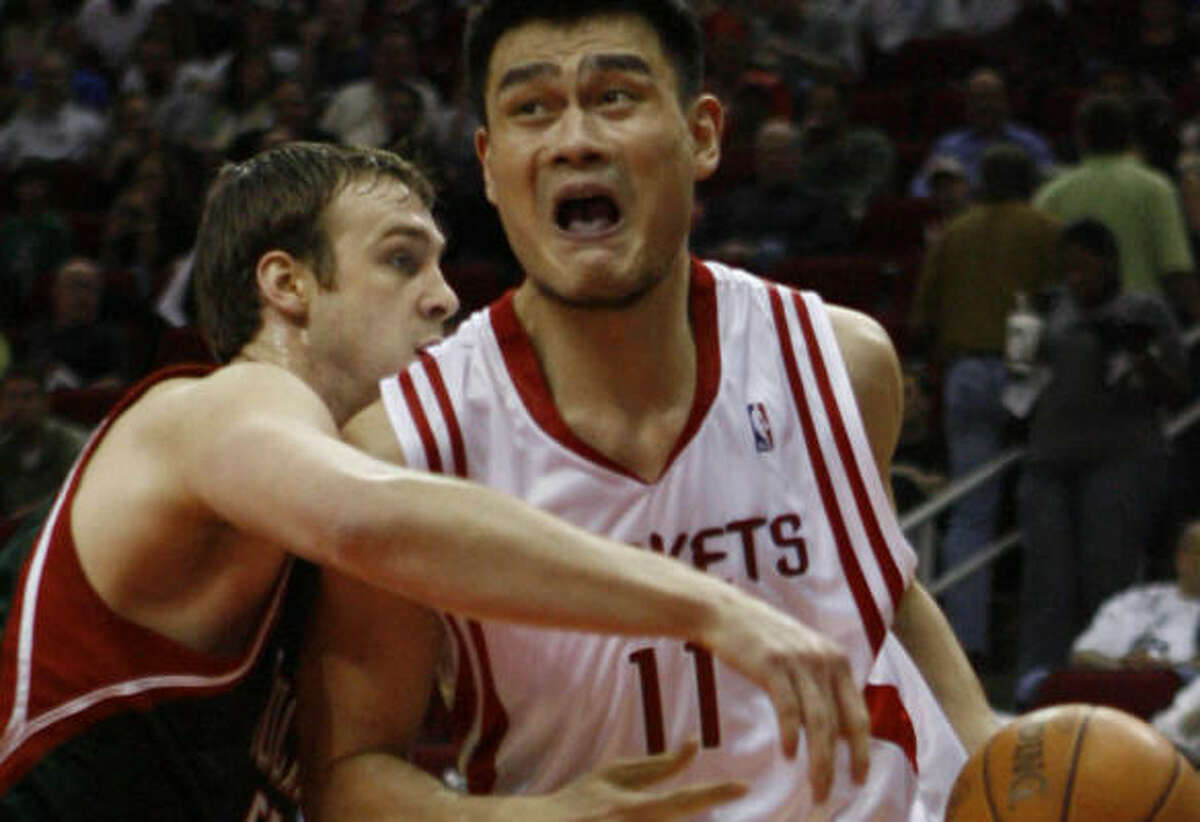 Yao, T-Mac carry Rockets in playoff clincher