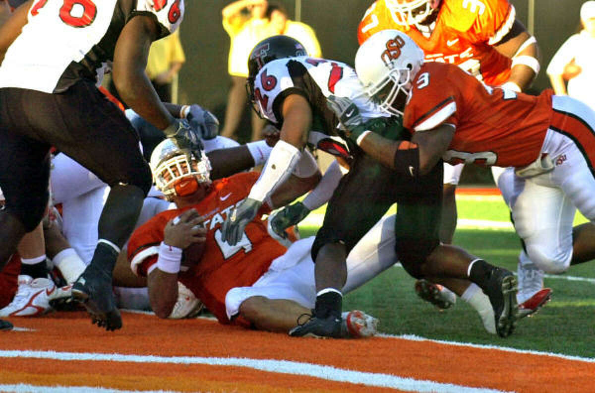 Al Peña (4), who was competing for the starting quarterback job at Houston before leaving the program Wednesday, scores on a 1-yard run with 23 seconds remaining to lift Oklahoma State to a 24-17 victory over Texas Tech during the 2005 season. Peña was 89-of-179 passing for 1,102 yards and eight touchdowns that season.
