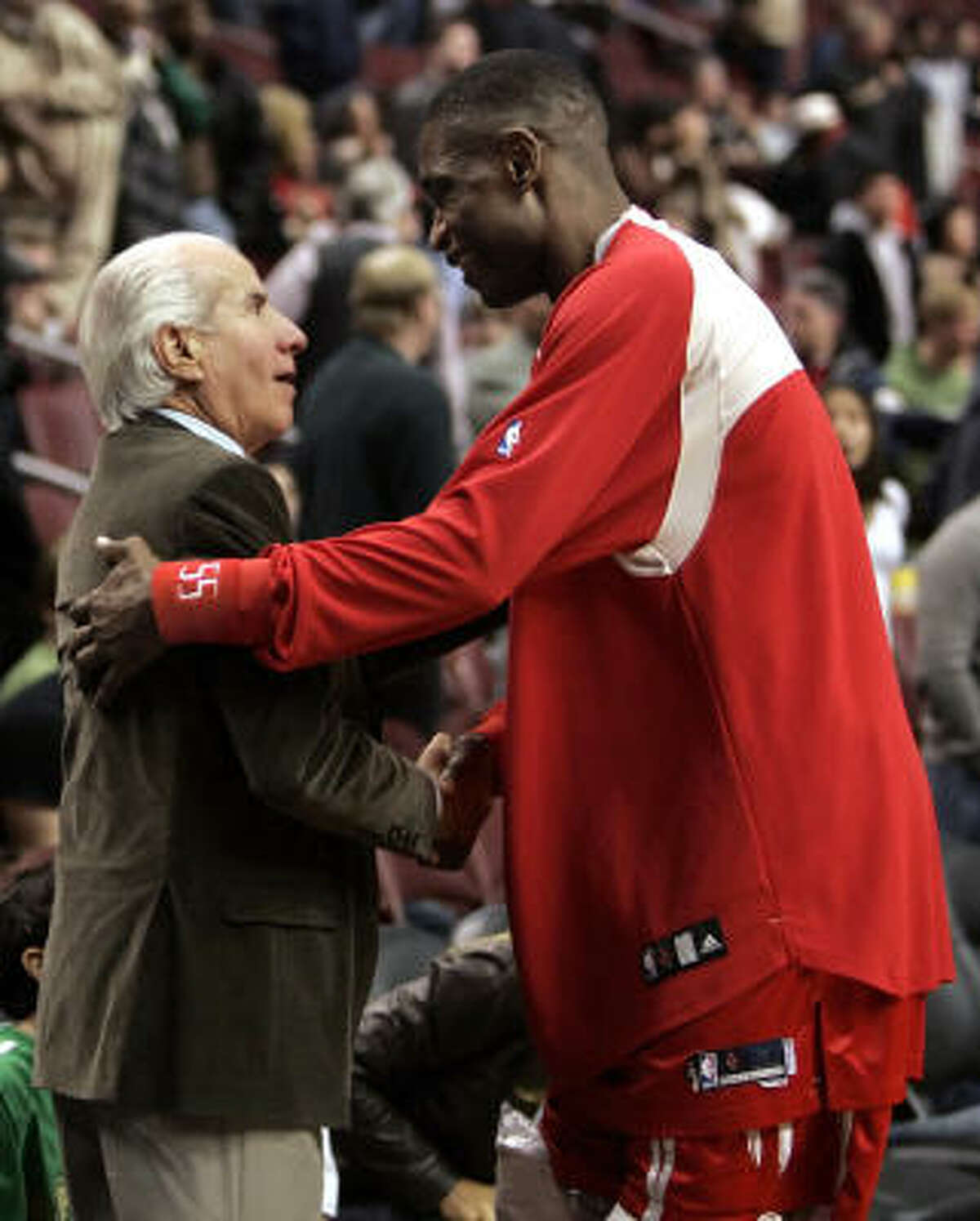 Dikemebe Mutombo isn't thanking 76ers chairman Ed Snider for the way his team gave up so many points on Sunday. Mutombo's an old friend, having played for Philadelphia for 1½ seasons.