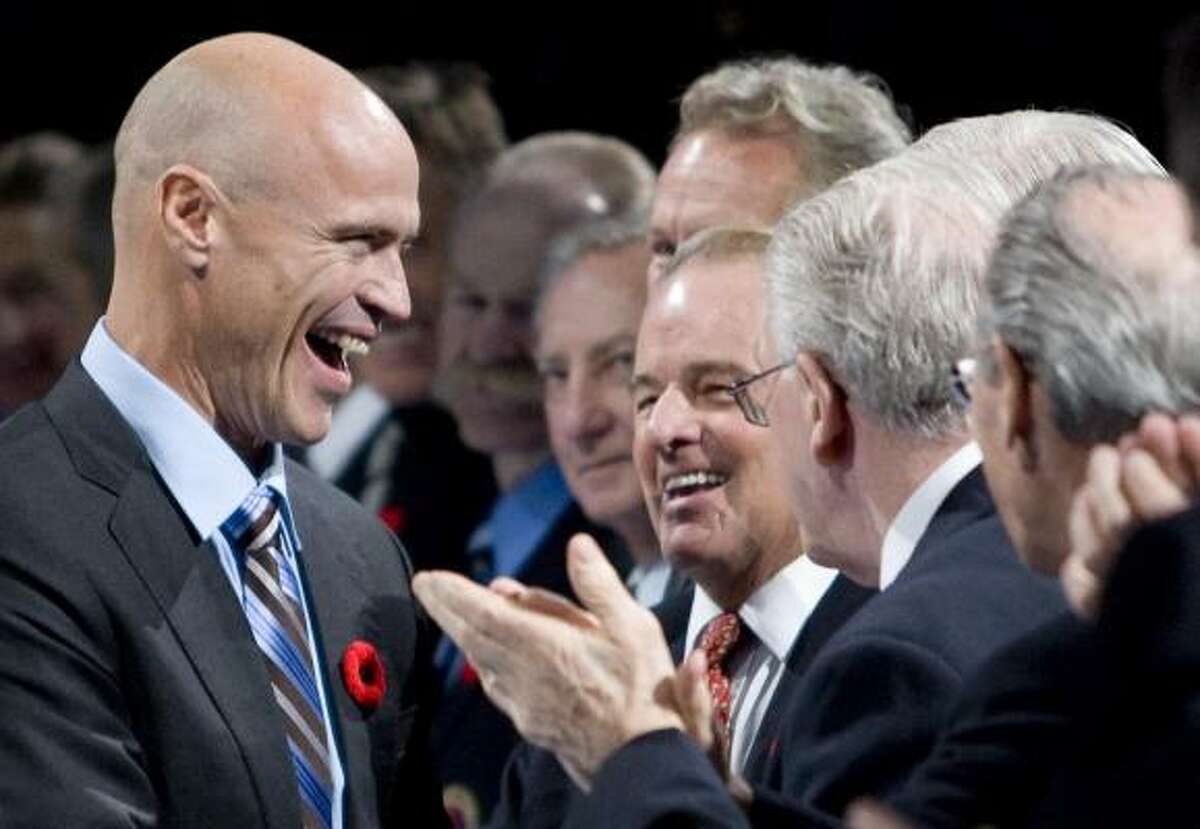 Mark Messier, left, wants to return to the NHL in someone's front office.