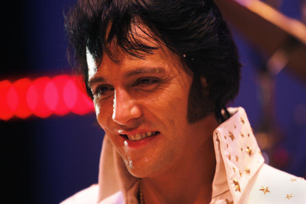 Graceland anoints first king of Elvis pretenders