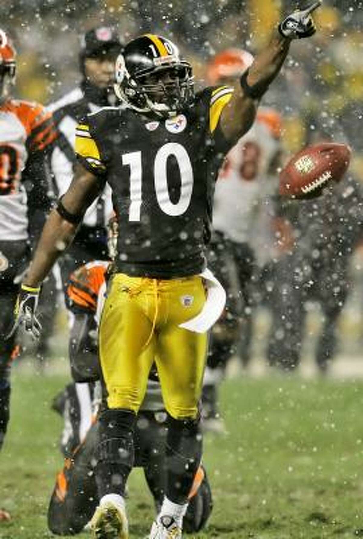 Santonio Holmes of the Pittsburgh Steelers gets in for a second