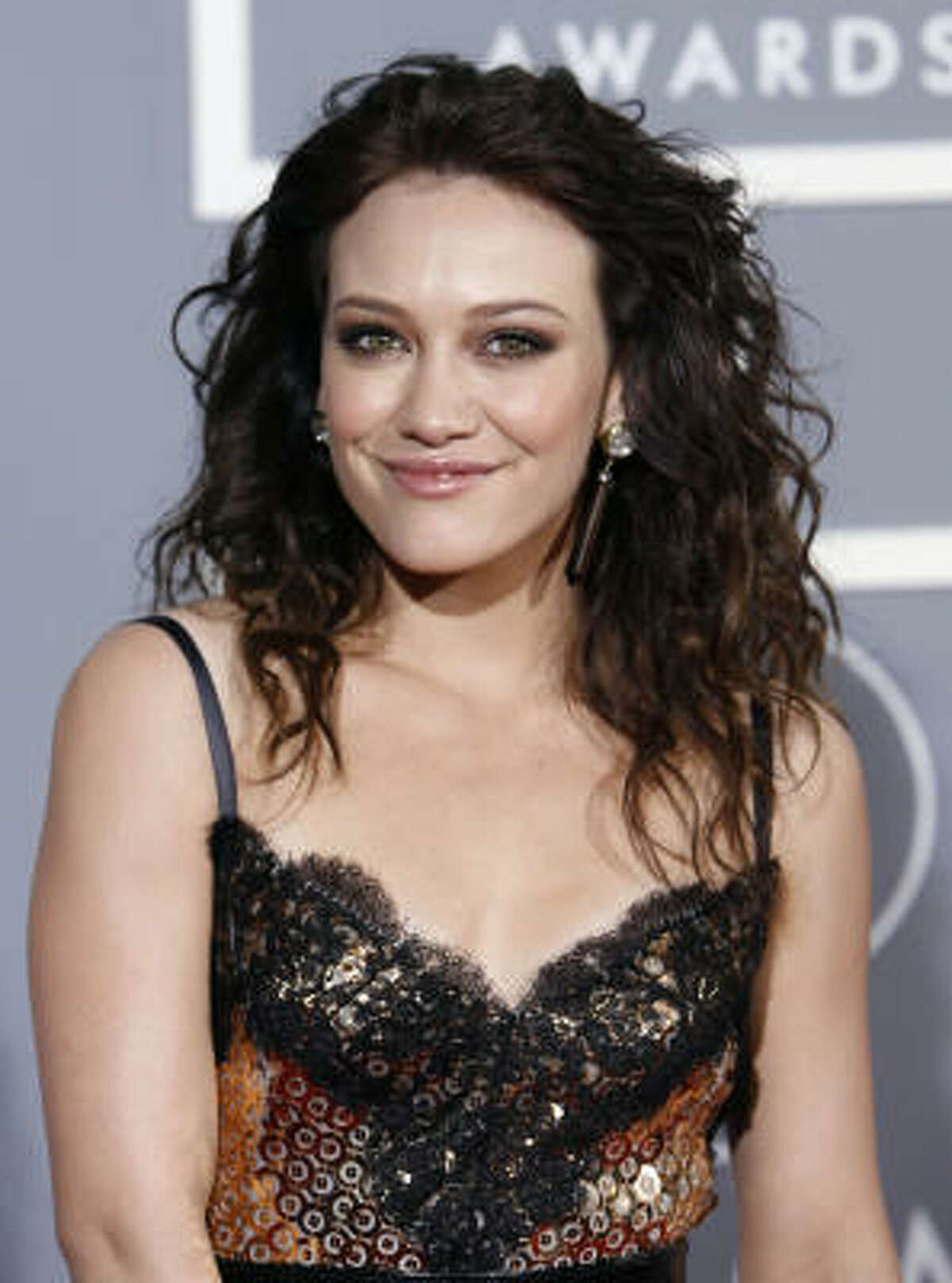 Hilary Duff sported brunette tresses at this year's Grammy awards.