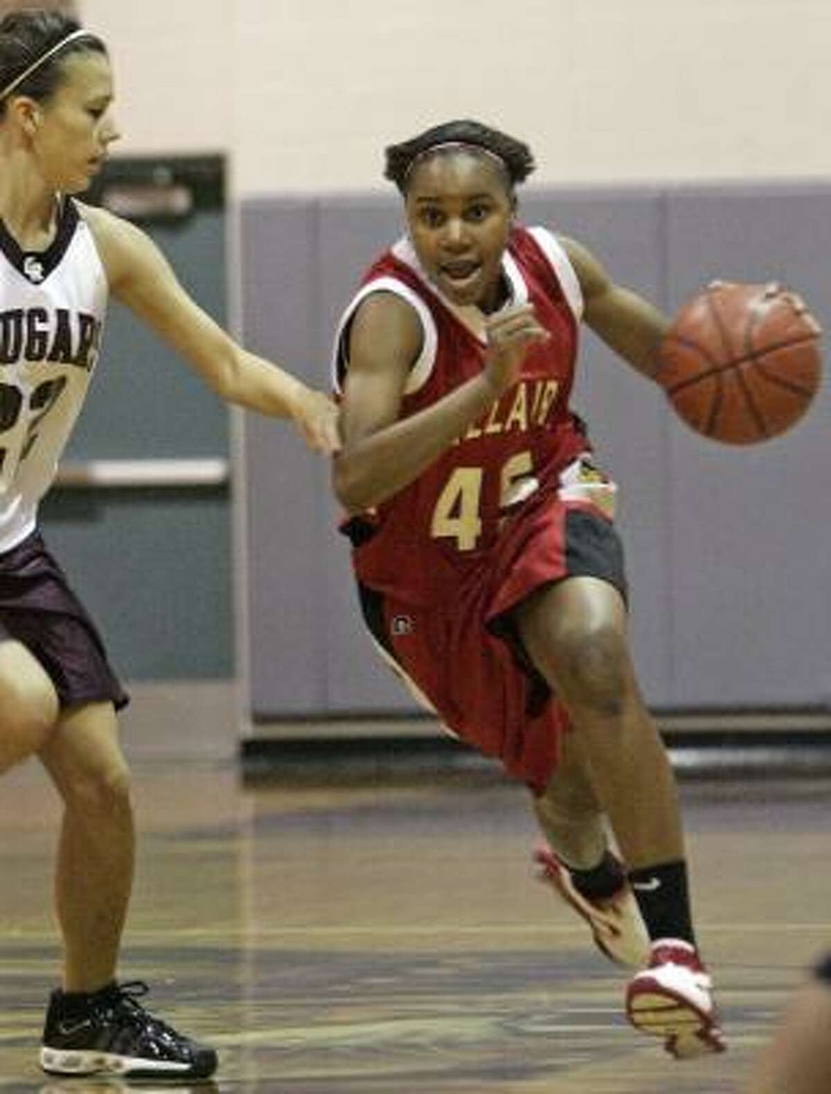Bellaire's Jasmine Hartman, driving past Cinco Ranch's Kelsey Clinch, had 10 points in the first half.