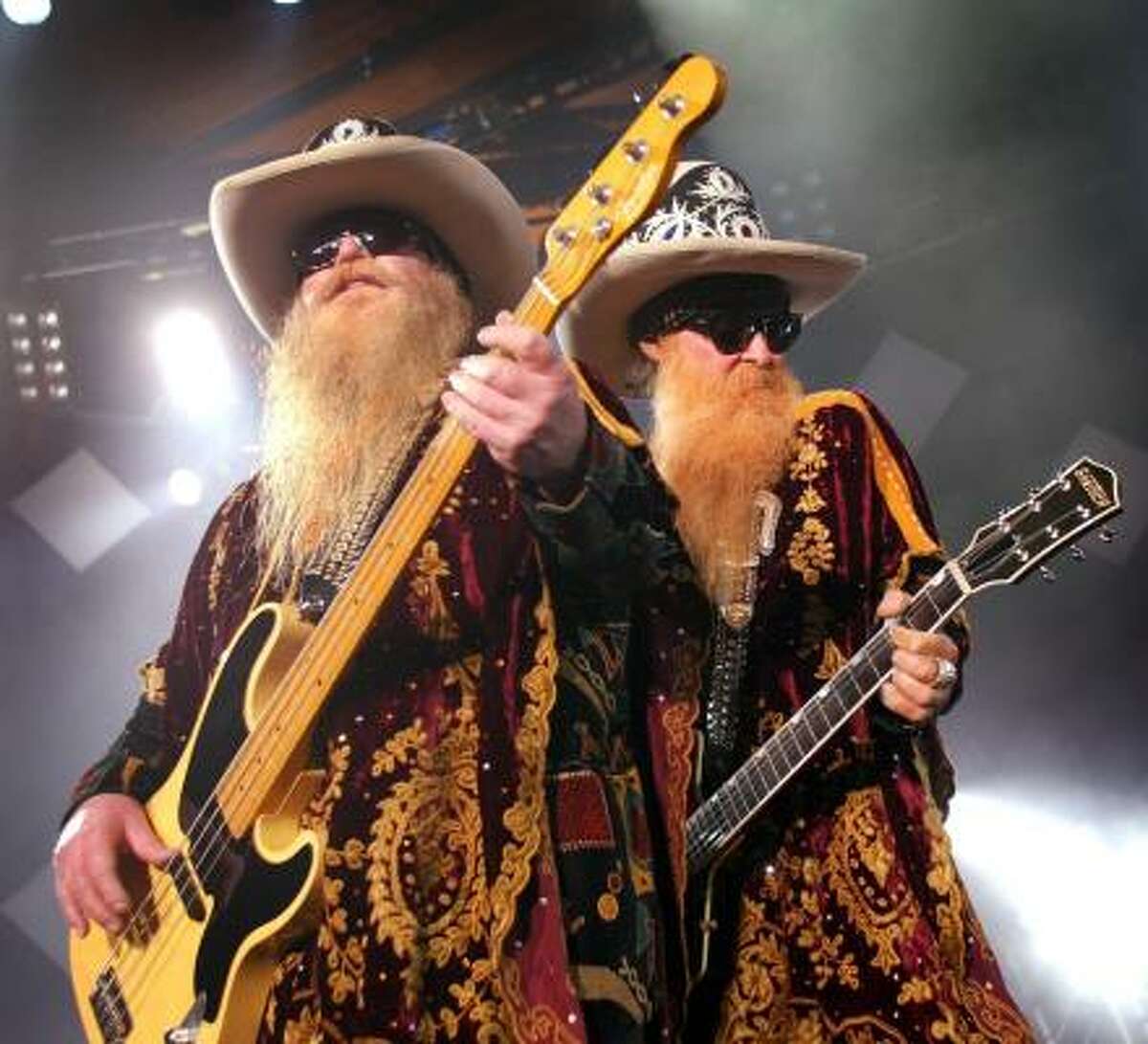 El cantante y guitarrista Billy F. Gibbons (der.) y el bajista Dusty Hill, del grupo texano de rock ZZ Top, actuarán el domingo en el Rodeo de Houston.
