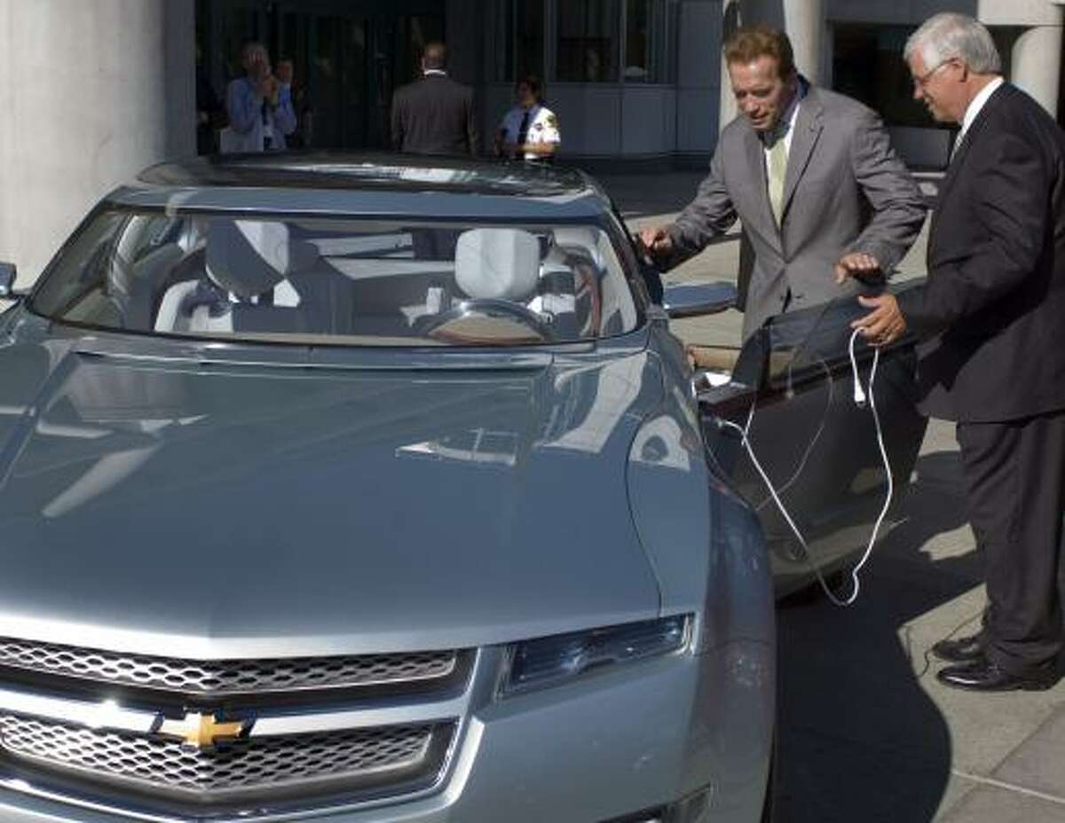 California Gov. Arnold Schwarzenegger gets a tour of the Chevrolet Volt from GM executive Al Weverstad in November. A blog devoted to the battery-powered car, which has made a celebrity out of a Suffern, N.Y., neurologist