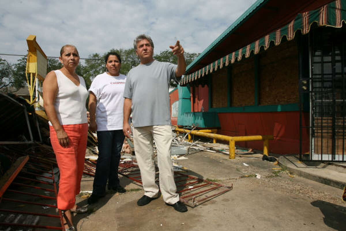 La comunidad hispana se recupera tras el paso de Ike