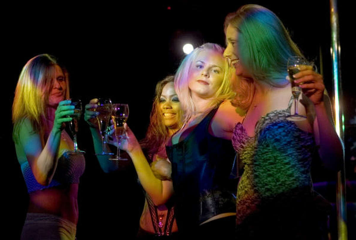 Dancers at Rick's Cabaret North gathered at midnight Wednesday to salute Anna Nicole Smith, who died in a Florida hotel room Feb. 8 at the age of 39. Similar tributes were planned for a dozen of the company's other clubs throughout the city and around the country.