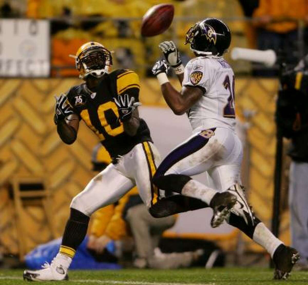 The Steelers' Santonio Holmes beats Derrick Martin to catch one of the five touchdown passes Ben Roethlisberger threw in the first half Monday night.
