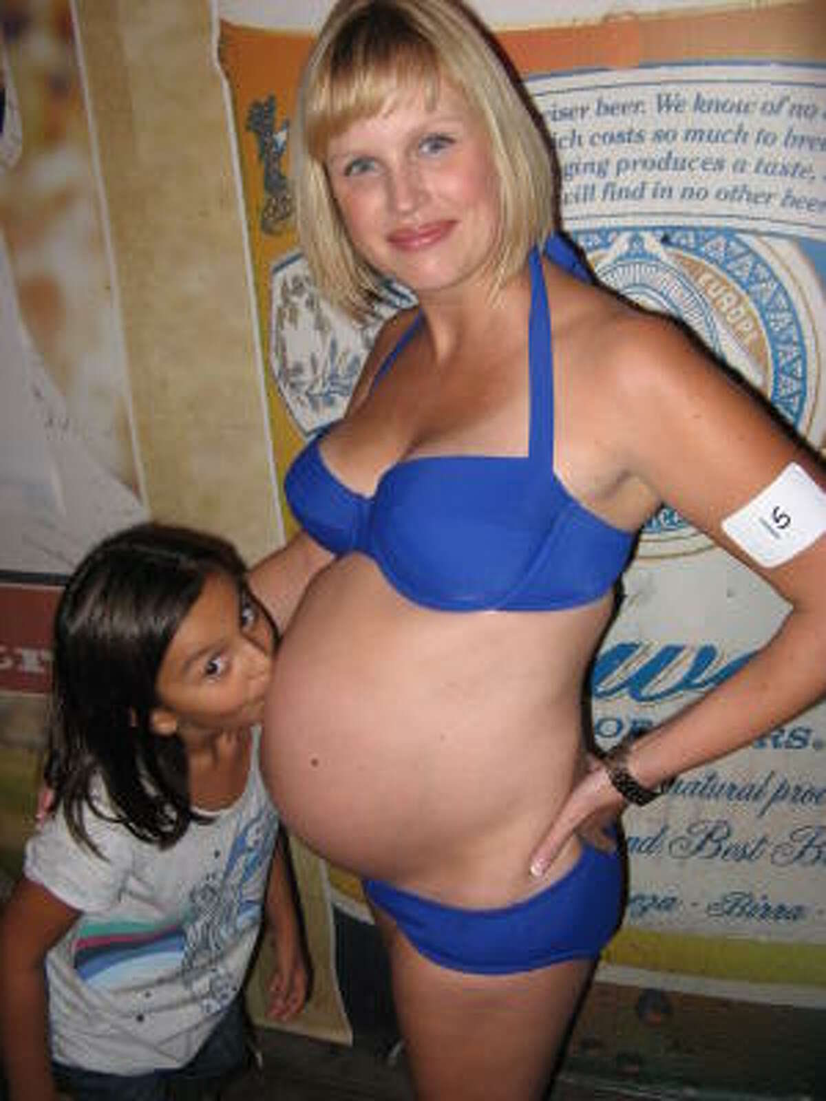 Русские беременные дают. Зрелые беременные в купальниках.