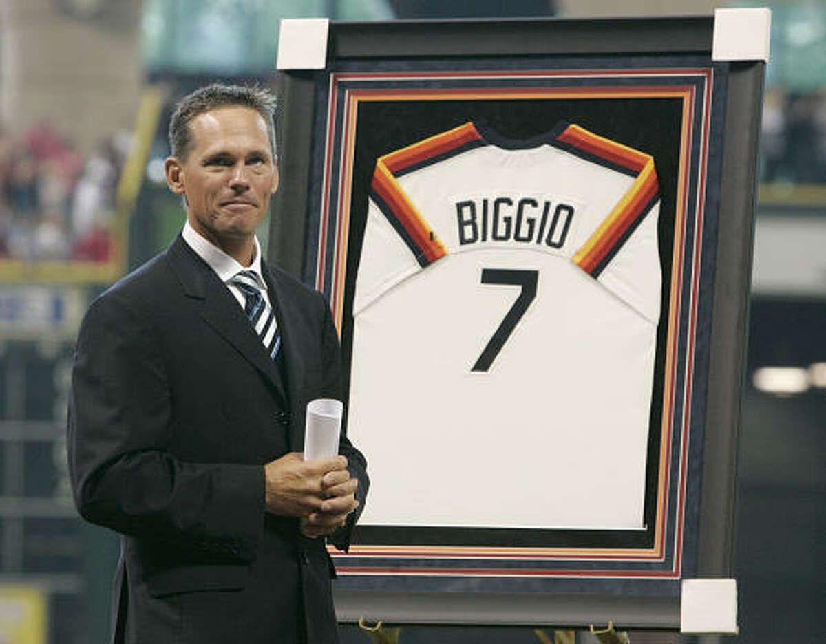 Astros raise Craig Biggio's jersey to rafters