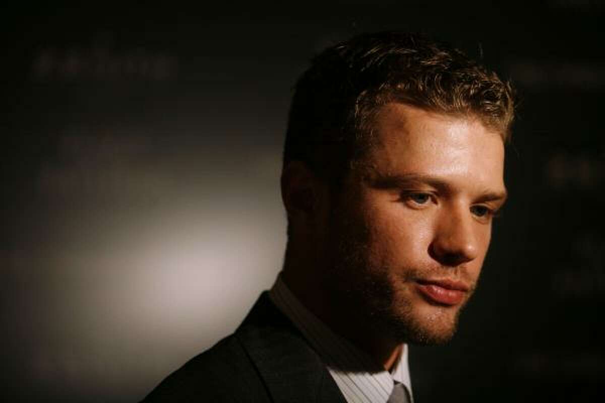 Actor Ryan Phillippe arrives at the premiere of 'Flags of Our Fathers' in New York October 16, 2006. REUTERS/Eric Thayer (UNITED STATES)