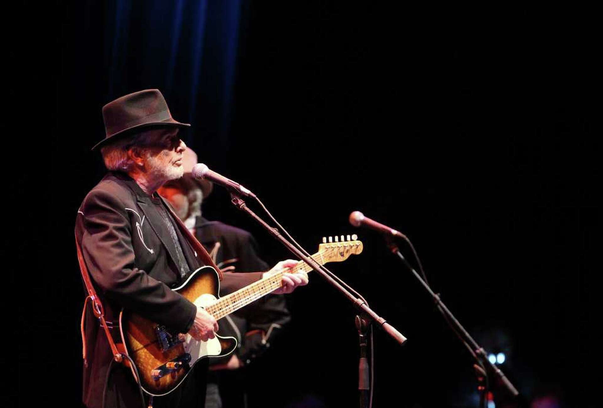 Review: Merle Haggard brought out his classics