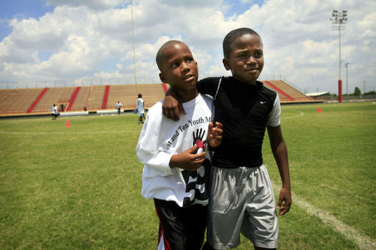 Kids train wth Texans