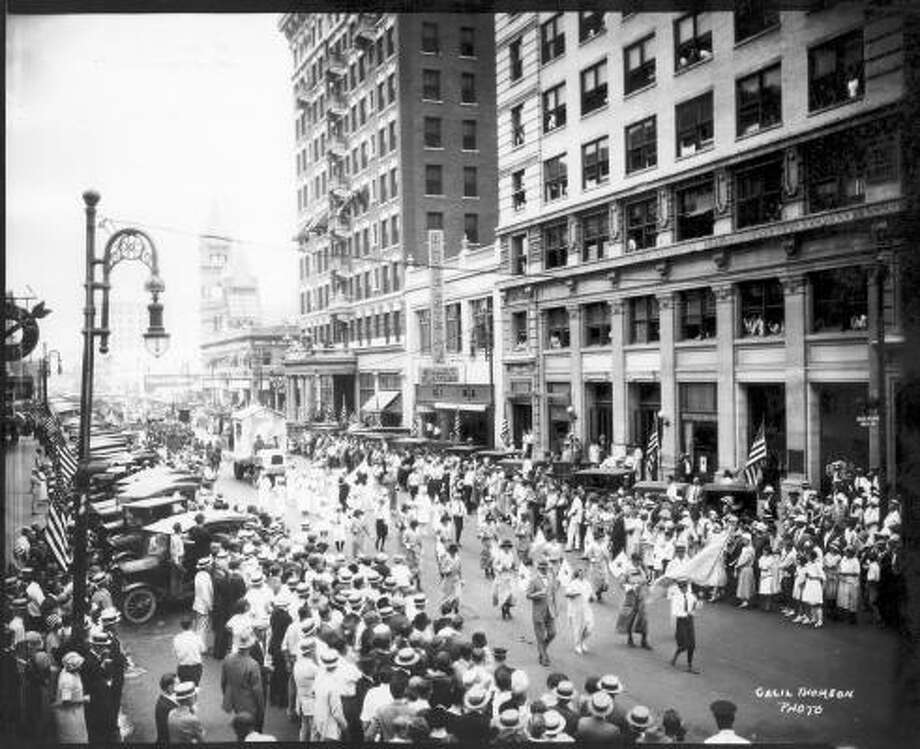 How did the worldwide influenza epidemic 100 years ago impact Houston