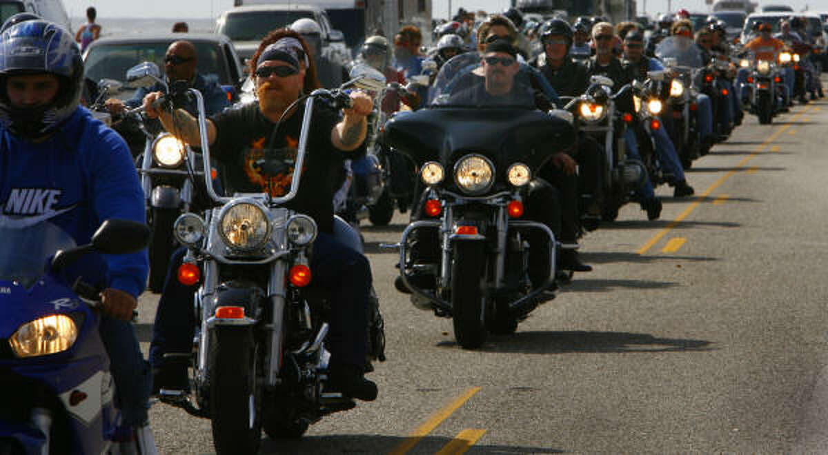 Galveston motorcycle rally at full throttle