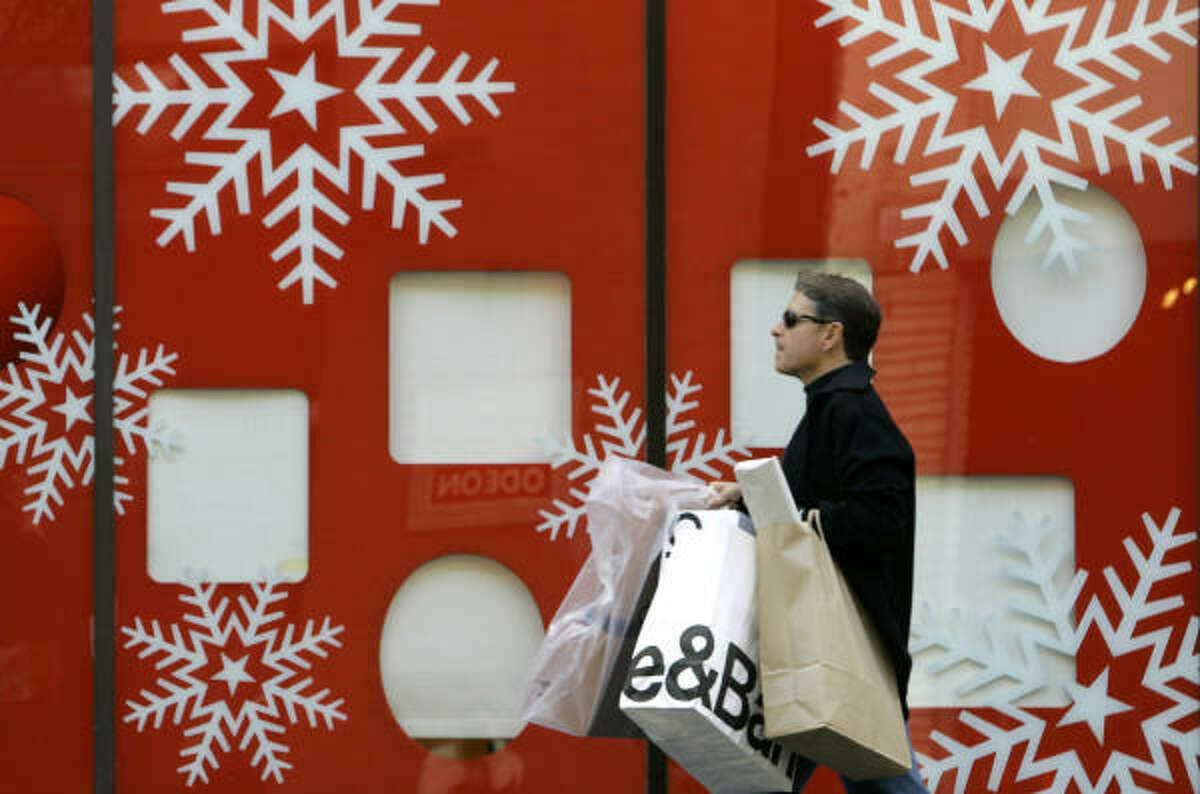 Men are more than twice as likely as women to resort to last minute shopping, according to the National Retail Federation.