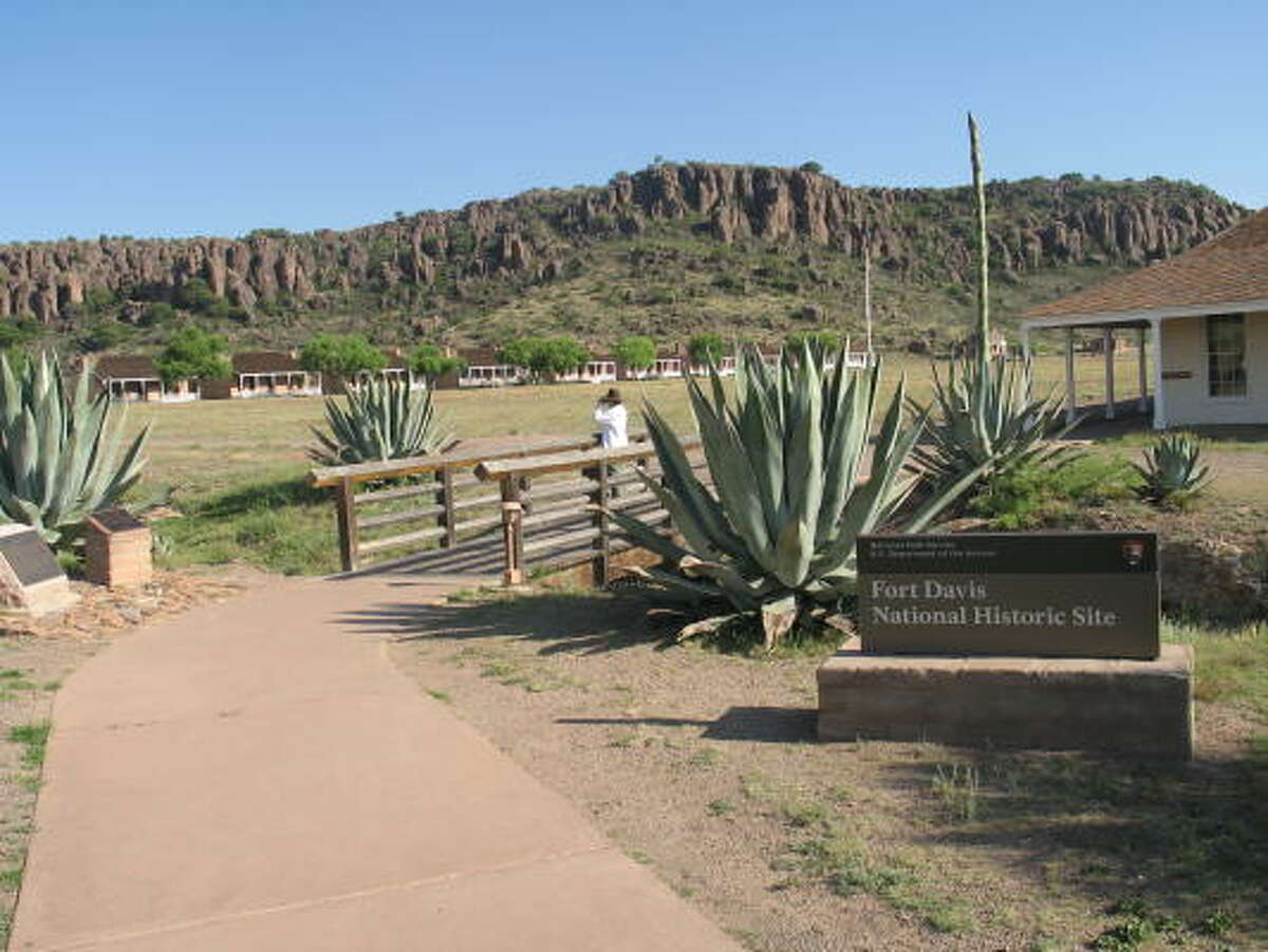 Indian Lodge, Fort Davis and surroundings