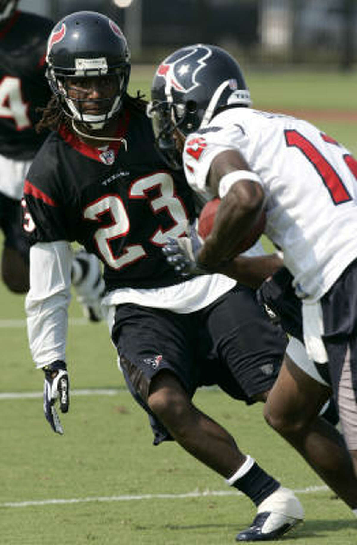 TEXANS: Cornerback Dunta Robinson (23) moves in to make a play on wide receiver Jacoby Jones (12).