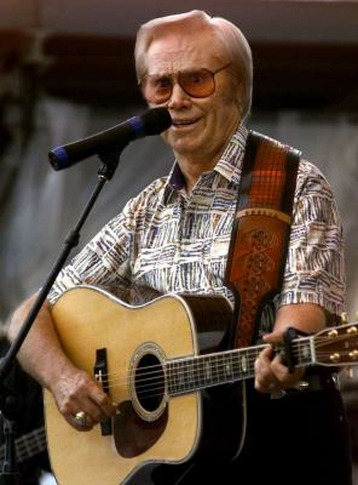 Country legend Jones dies at 81