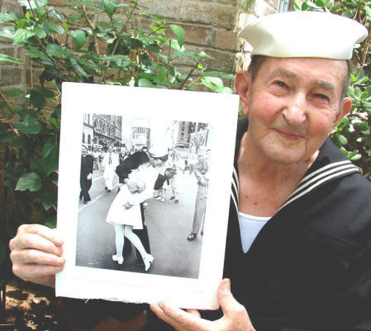 Houston's WWII Sailor In Famous Kissing Photo Dies At 86