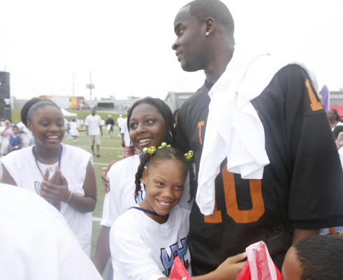 Vince Young hosts Kids Day