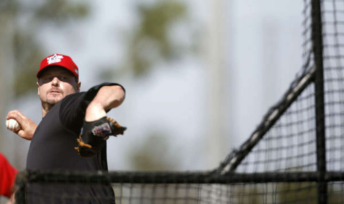 Clemens pitches to minor leaguers at Astros camp