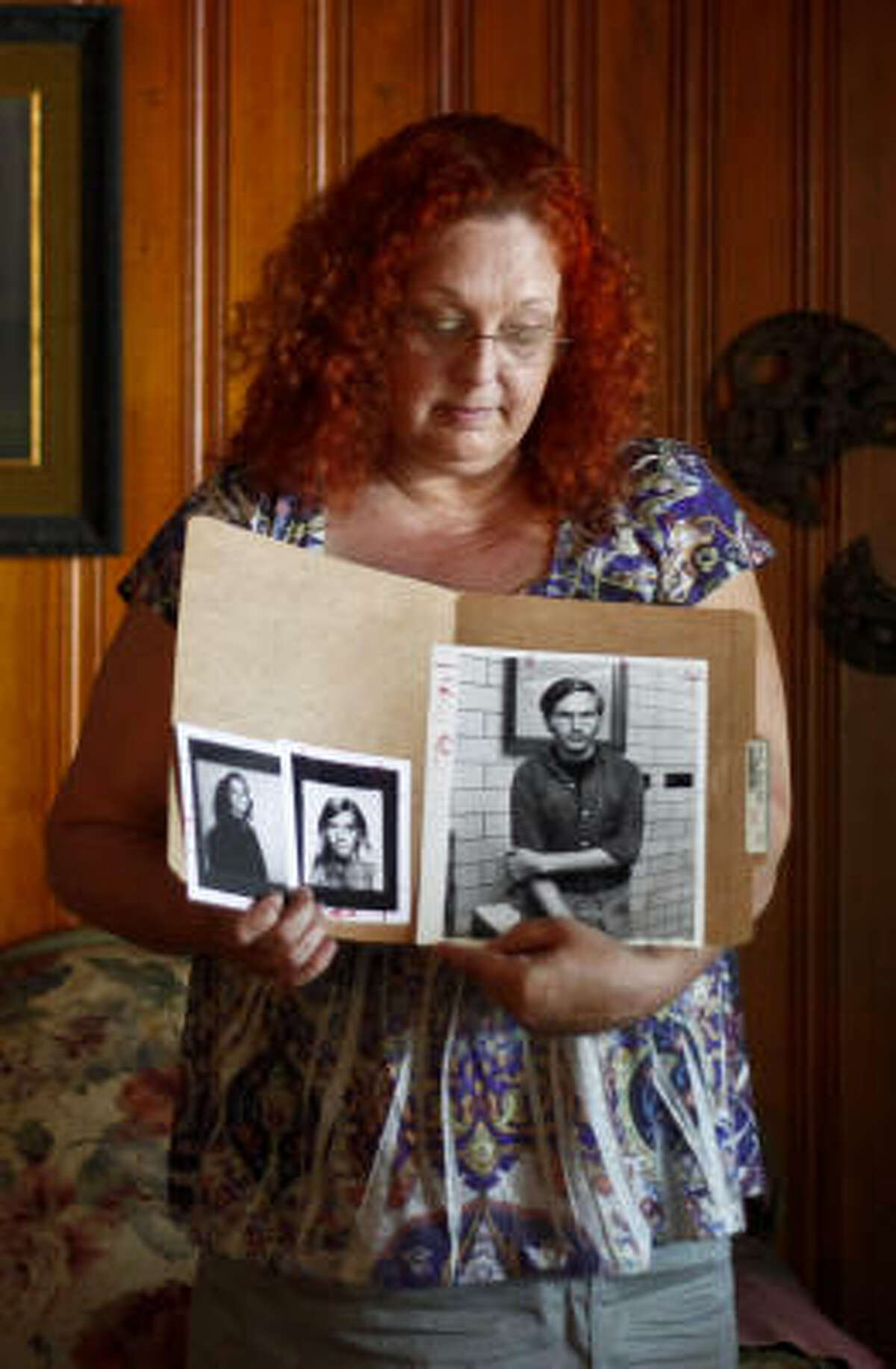 Glenda Willis keeps photos of her friends, and of the man she believes was wrongly convicted of their 1971 murders.