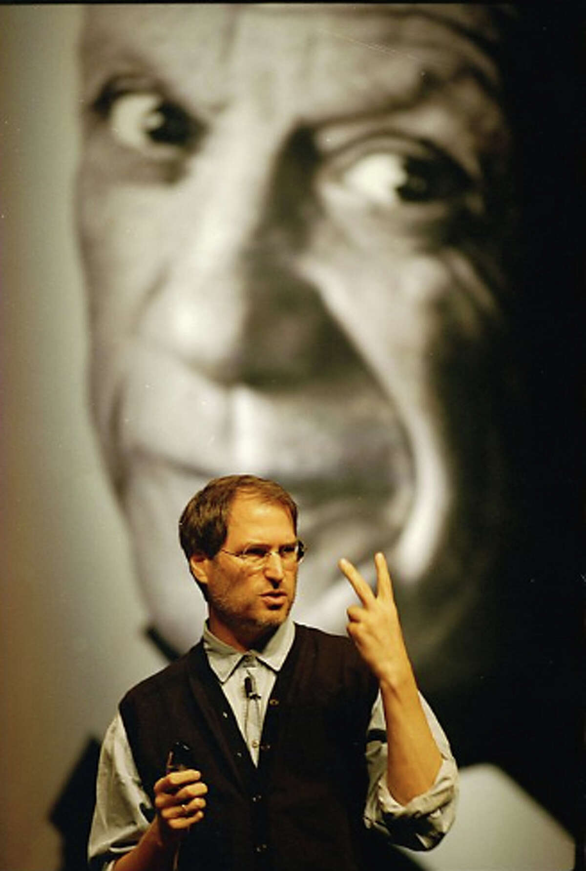 Steve Jobs resigns as Apple CEO