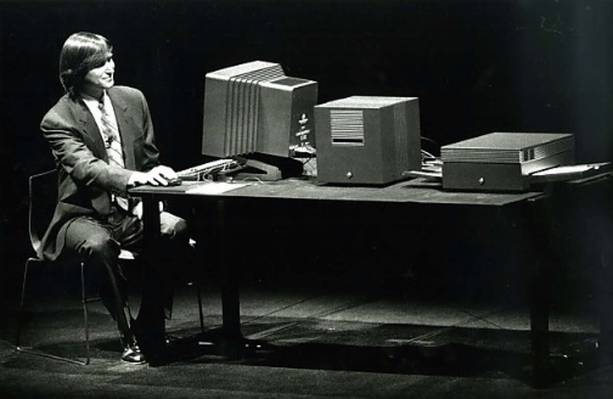 When did steve jobs start building computers