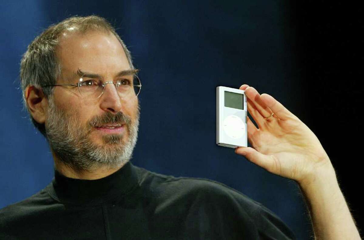 Steve Jobs resigns as Apple CEO