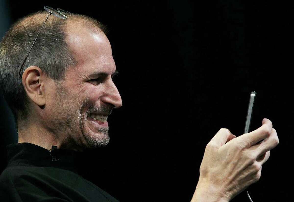 Steve Jobs resigns as Apple CEO