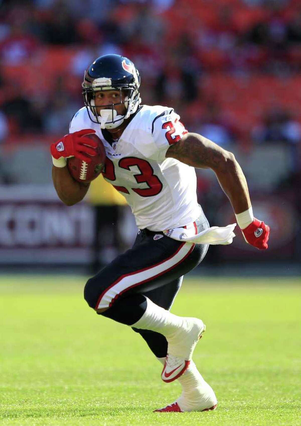 Houston Texans running back Arian Foster (23) runs against the San Francisco 49ers in the first quarter of a preseason NFL football game in San Francisco, Saturday, Aug. 27, 2011. (AP Photo/Marcio Jose Sanchez)