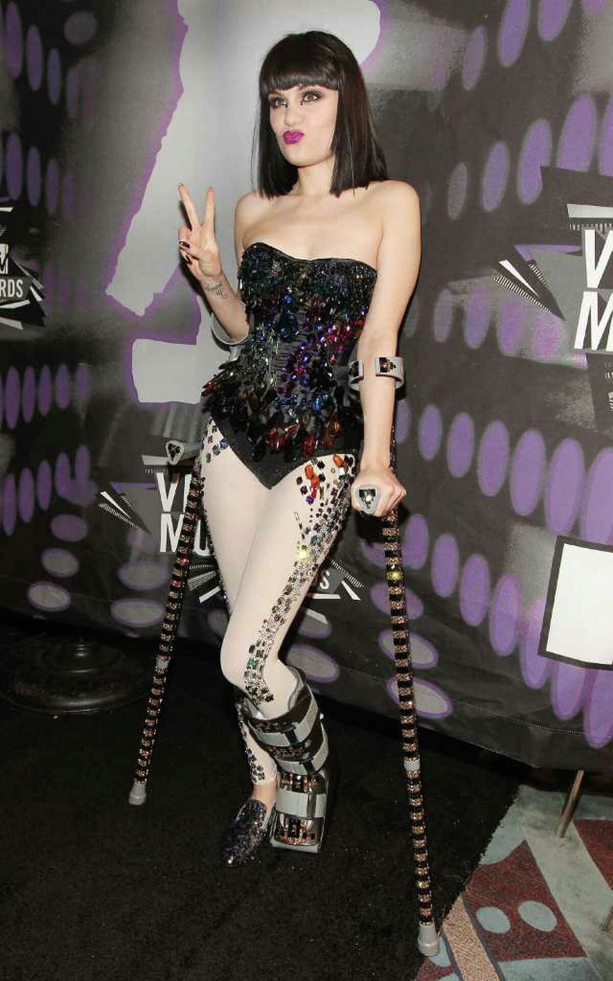 Even though singer Jessie J broke her leg, she still showed up to perform at the VMAs, rocking a sparkling leotard and colorful crutches.
