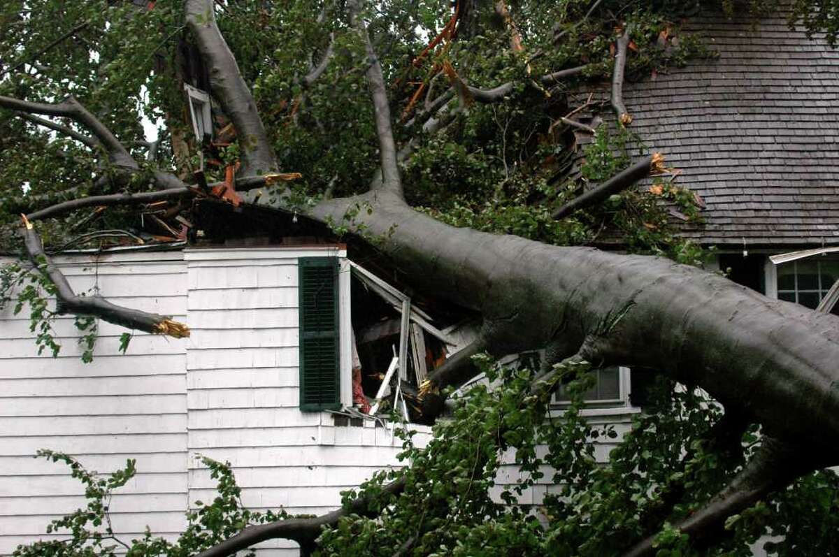 Nearly 500,000 still without power after Irene; Malloy to tour damage