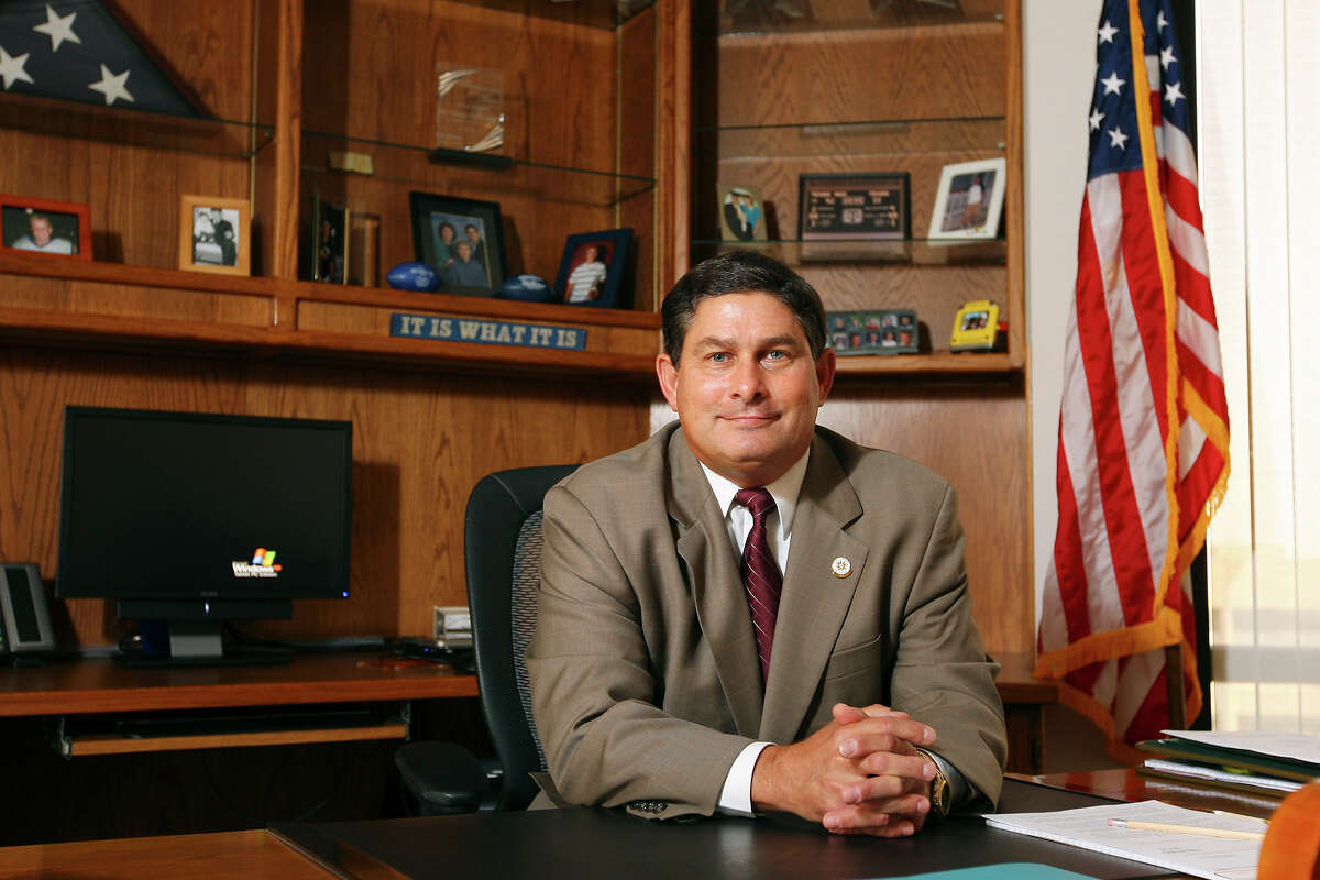 neisd-board-oks-new-superintendent