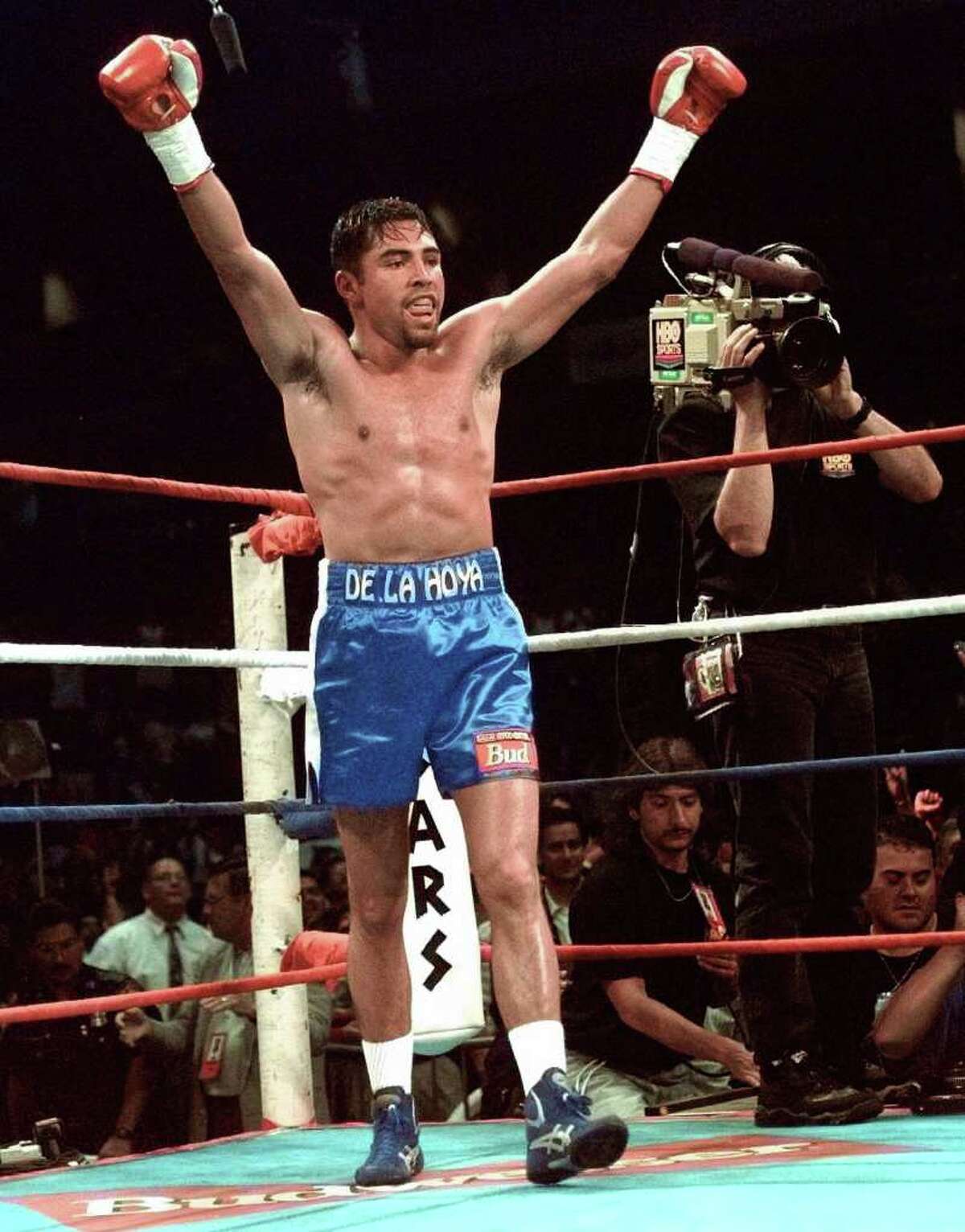 World Boxing Council welterweight champion Oscar De La Hoya celebrates after knocking out challenger David Kamau in the second round at the Alamodome Saturday, June 14, 1997, in San Antonio.