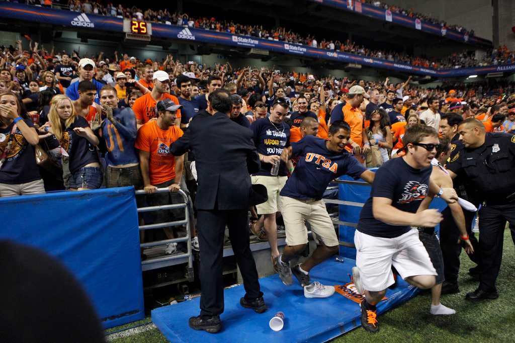 Astros fan charged with criminal trespassing after rushing the field