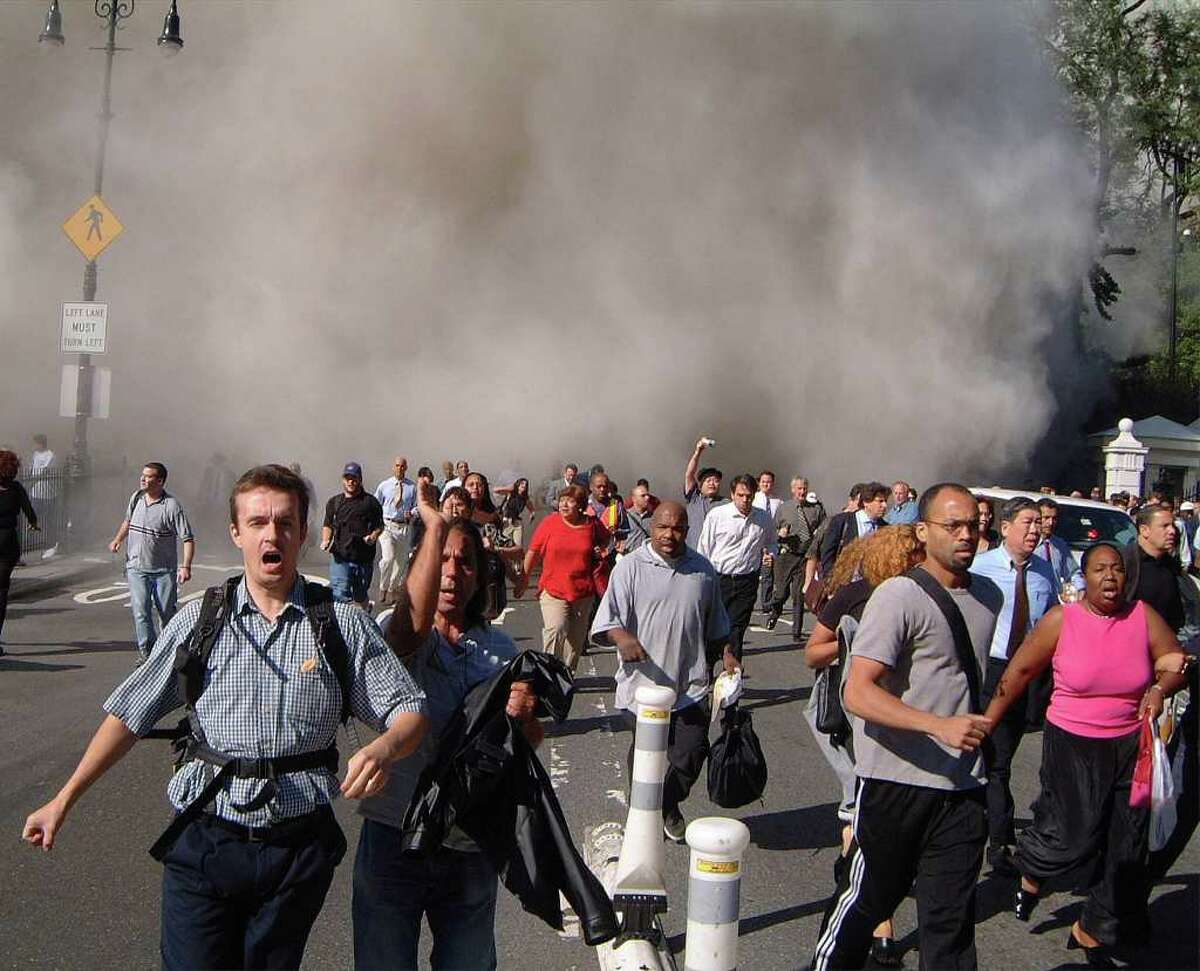 Человек в синем свитере во время теракта. Люди разбегаются в панике. Паника в толпе.